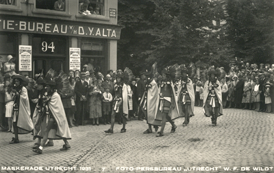 109457 Afbeelding van de maskerade-optocht ter gelegenheid van de viering van het 59e lustrum van de Utrechtse ...